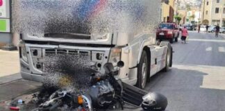 Θανατηφόρα σύγκρουση μηχανής με νταλίκα – Νεκρός 57χρονος