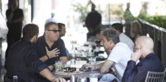 Ο καφές του Κυριάκου Μητσοτάκη με τον Αντώνη Ρέμο και η ατάκα του γνωστού τραγουδιστή