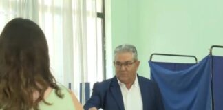 Επεισοδιακή η ψηφοφορία του Δημήτρη Κουτσούμπα – Δεν του έδωσαν… ψηφοδέλτιο του ΚΚΕ (βίντεο)