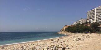 Τρόμος σε παραλία: Νεαροί προσπάθησαν να βιάσουν 17χρονη και λιθοβόλησαν τον σύντροφό της