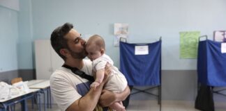 Εικόνες μέσα από τα εκλογικά κέντρα – Τα σκυλάκια, η μπέμπα και το «πι»