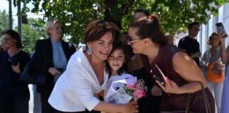 Συγκινημένη η Όλγα Κεφαλογιάννη στην τελετή παράδοσης – παραλαβής