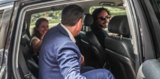 Στα δύσκολα στο πλευρό του… Το χαμόγελο της Μπέτυς Μπαζιάνα στον Τσίπρα μετά την ανακοίνωση της παραίτησης του