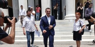 Οι πέντε που συνόδευσαν τον Αλέξη Τσίπρα στο «αντίο» από τον ΣΥΡΙΖΑ