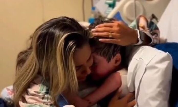 8d5b4c4d-agoraki-ksipnise-apo-koma