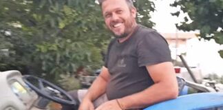 Ο χαμογελαστός πολύτεκνος που οργώνει και τη νύχτα!
