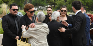 O τελευταίος αποχαιρετισμός στον Θεόδωρο Πάγκαλο – Δείτε φωτογραφίες