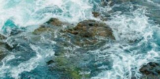 19χρονος έπεσε στα βράχια από ύψος 10 μέτρων