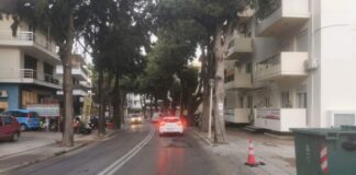 Τον χτύπησε αυτοκίνητο που έβγαινε από πάρκινγκ, τον παρέσυρε διερχόμενο ΙΧ