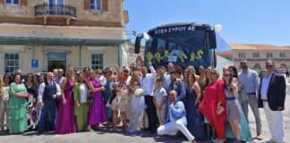 Γαμπρός και νύφη πήγαν στην εκκλησία με το… ΚΤΕΛ (βίντεο)