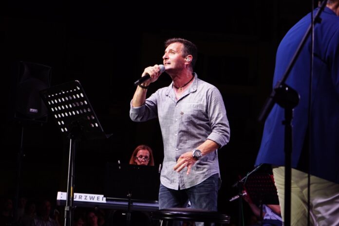 Ο ΔΗΜΗΤΡΗΣ ΜΠΑΣΗΣ ΠΟΥ ΣΥΜΜΕΤΕΧΕΙ ΚΑΙ ΦΕΤΟΣ ΣΤΙΣ ΕΚΔΗΛΩΣΕΙΣ