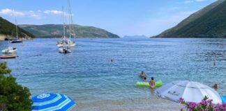 12χρονος κατέρρευσε ενώ έκανε μπάνιο σε θάλασσα