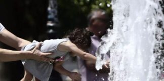 Πώς να προστατεύσουμε τα παιδιά από τον καύσωνα – Συμβουλές παιδιάτρου