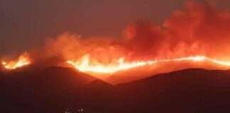 Υπεράνθρωπη μάχη με τις φλόγες όλη τη νύχτα σε Αίγιο, Κέρκυρα, Κάρυστο, καλύτερη εικόνα στην Ρόδο