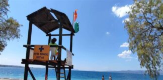 Γιατρός και ναυαγοσώστης έσωσαν τη ζωή 70χρονου και το πλήθος ξέσπασε σε χειροκροτήματα