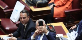Οι πρώτες… σέλφι στα έδρανα της Βουλής (φωτογραφίες)