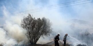 Πύρινος εφιάλτης στο Λουτράκι, νέες εντολές εκκένωσης – Σπίτια στις φλόγες, κραυγή αγωνίας από τον δήμαρχο