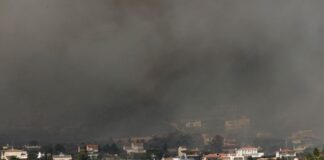 Η φωτιά στον Κουβαρά κάλυψε 12 χιλιόμετρα σε δύο ώρες λόγω των ισχυρών ανέμων!