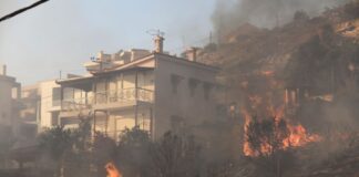 Μεγάλη αναζωπύρωση της φωτιάς στη Σαρωνίδα