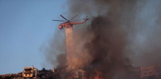 Σπίτι σπίτι η μάχη με τις φλόγες σε Σαρωνίδα, Κουβαρά και Λαγονήσι – Αγώνας δρόμου μέχρι να δύσει ο ήλιος