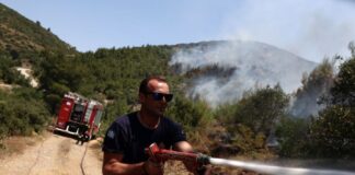 Το πύρινο μέτωπο κινείται προς τη Μάνδρα – Εκκενώνονται μοναστήρια