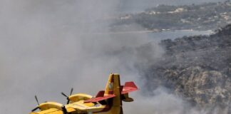 Κόλαση «φωτιάς» με ισχυρούς ανέμους για τρίτη ημέρα – Μάχη με εστίες και αναζωπυρώσεις σε Μάνδρα και Λουτράκι