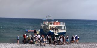 «Οι ντόπιοι είχαν έτοιμο φαγητό, νερό και υπνόσακους, καταπληκτικό» – Τουρίστες συγχαίρουν τους κατοίκους