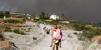 Εφιάλτης η φωτιά στη Ρόδο – Αγωνία για τον «ακραίο κίνδυνο» και τις αναζωπυρώσεις (βίντεο)
