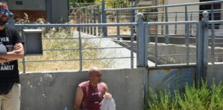 Ψάχνουν για επιζώντες κάτω από τα ερείπια