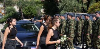 Το τελευταίο αντίο στον κυβερνήτη του μοιραίου Canadair – Τυλιγμένο με τη γαλανόλευκη το φέρετρο