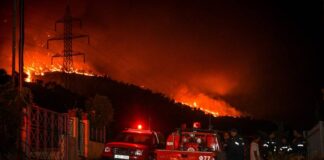 Πυροσβέστης για φωτιά στην Κάρυστο: «Καλύτερη η εικόνα, κάνει κακό ο αέρας»