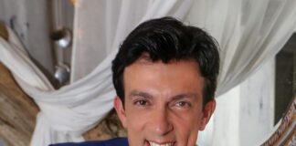 «Μου πρότεινε να πάω με τον κολλητό του…»