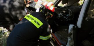 Άνοιξαν με λοστό το καπό για να βγάλουν τον τραυματία οδηγό τροχαίου