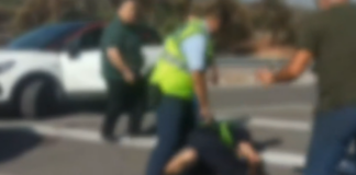 Πολίτες πιάστηκαν στα χέρια με αστυνομικούς για να φτάσουν σε περιοχές που έχουν εκκενωθεί (βίντεο)
