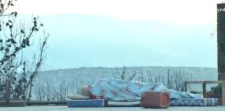 Συγκλονιστική εικόνα ανθρώπου να κοιμάται πάνω στο καμμένο του σπίτι