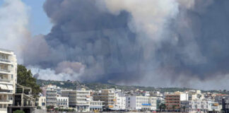 Τεράστια φωτιά στο Λουτράκι – Μήνυμα από το 112 και εκκένωση σε κατασκήνωση και σε τρεις οικισμούς (βίντεο)