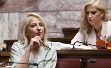 Παραιτείται από τη βουλευτική ασυλία η Ρένα Δούρου