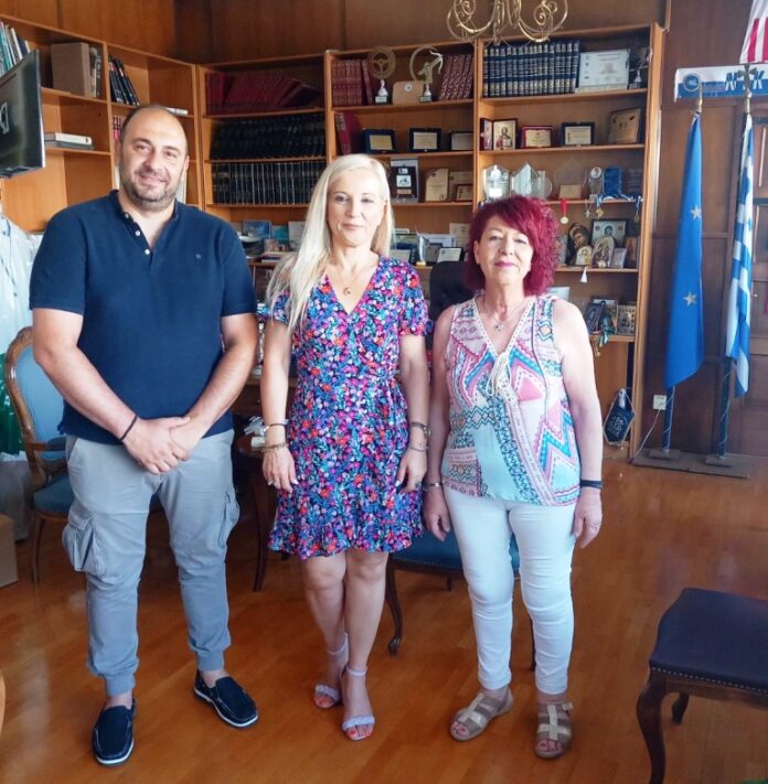 ΚΟΛΥΝΔΡΙΝΗ ΛΑΪΚΕΣ