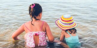 «Η ηλιακή ακτινοβολία επιδρά στον εγκέφαλο – Προστατέψτε τα παιδιά τις μέρες στον καύσωνα»