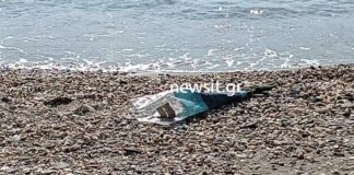 Κόσμος αφήνει λουλούδια στην παραλία που πνίγηκε ο 11χρονος γιος του Οδυσσέα Σταμούλη