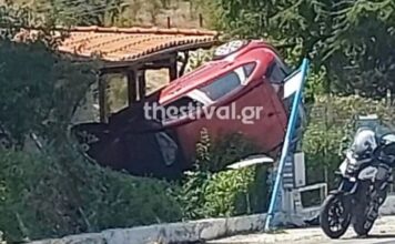 Αυτοκίνητο κατέληξε σε αυλή σπιτιού (βίντεο)