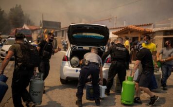Άρον άρον μάζευαν μπουκάλες υγραερίου και εικόνες από τη Μονή Αγίας Παρασκευής