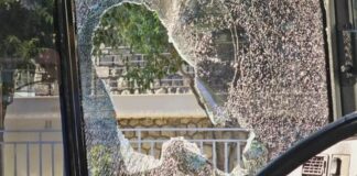Άνδρας σταμάτησε το ΚΤΕΛ και έσπασε με μπουνιά το τζάμι του οδηγού (βίντεο)