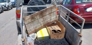 Φόρτωσε με πίσσα την καρότσα και ξεκίνησε να κλείνει λακκούβες στους δρόμους!