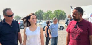 Επίσκεψη της Έφης Αχτσιόγλου σε Φυλή και Ανω Λιόσια για τις φωτιές