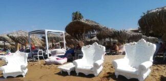 Beach bar το τερμάτισε με πολυθρόνες στην αμμουδιά!