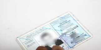 Λιποθύμησε στην ουρά για ταυτότητα και όταν συνήλθε εξήγησε σε όλους γιατί αρνείται να πάει σε νοσοκομείο