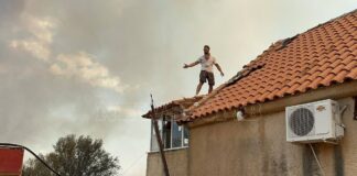 Κάτοικοι πάνω στις σκεπές των σπιτιών τους παλεύουν με τις φλόγες (βίντεο)
