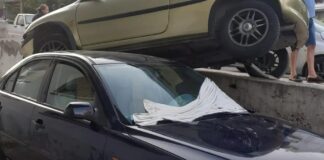 Τρελή πορεία αυτοκινήτου πριν «καβαλήσει» τοιχίο
