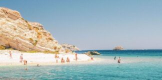 Αυτό είναι το ελληνικό νησί που λέει «όχι» στις ξαπλώστρες!